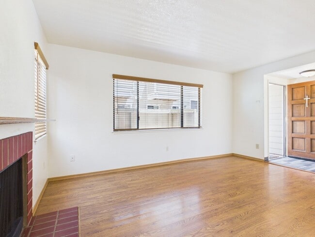 Building Photo - Sumaya Condo 2 Bed/2 bath with Fireplace. Includes washer and dryer