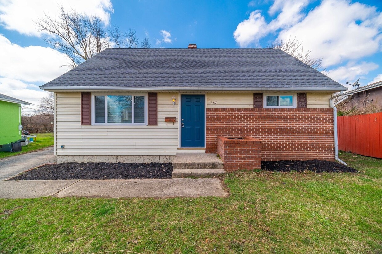 Foto principal - Updated 3 Bedroom Home with Garage!