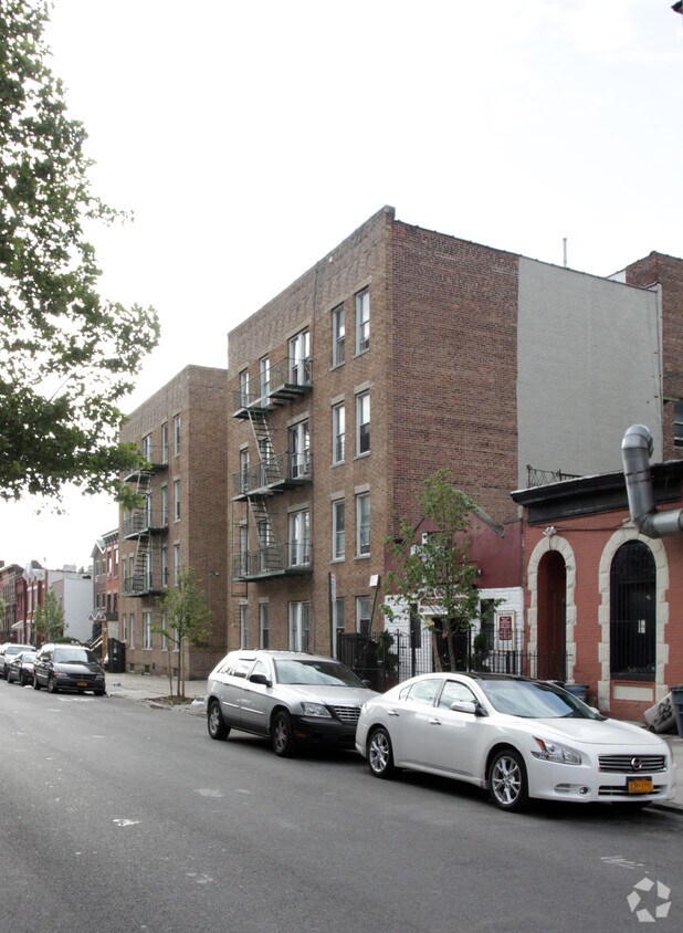 Foto del edificio - 668 Hancock St