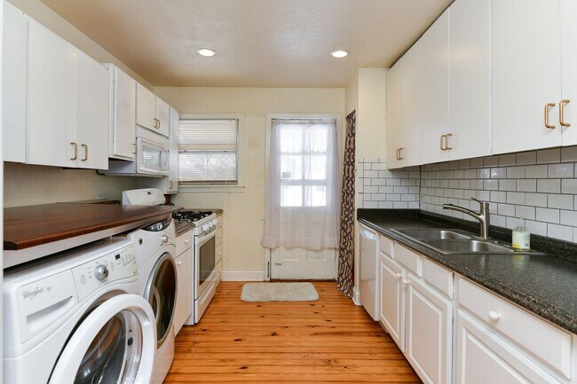 Building Photo - Two Bedroom One Bath near TCU