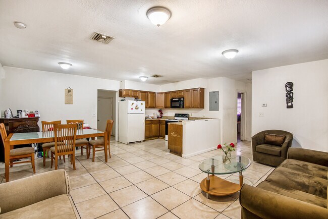 Building Photo - 179 NW 40th Ct