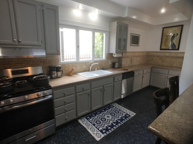 Building Photo - 355 Westbourne Dr