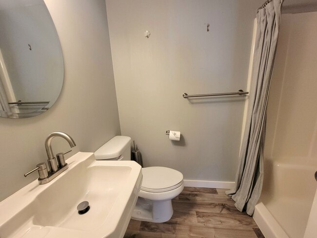 Building Photo - Bright, spacious, 3 bed with bonus room, h...