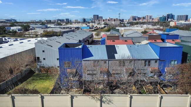 Foto del edificio - 6935 Yellowstone Way Dr