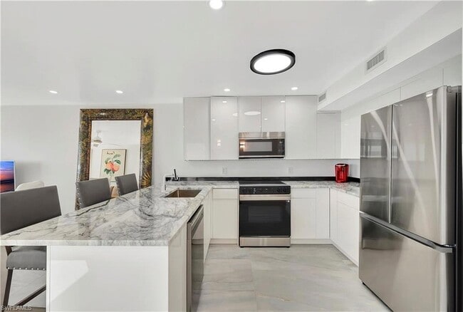 Foto del edificio - 25850 Hickory Blvd