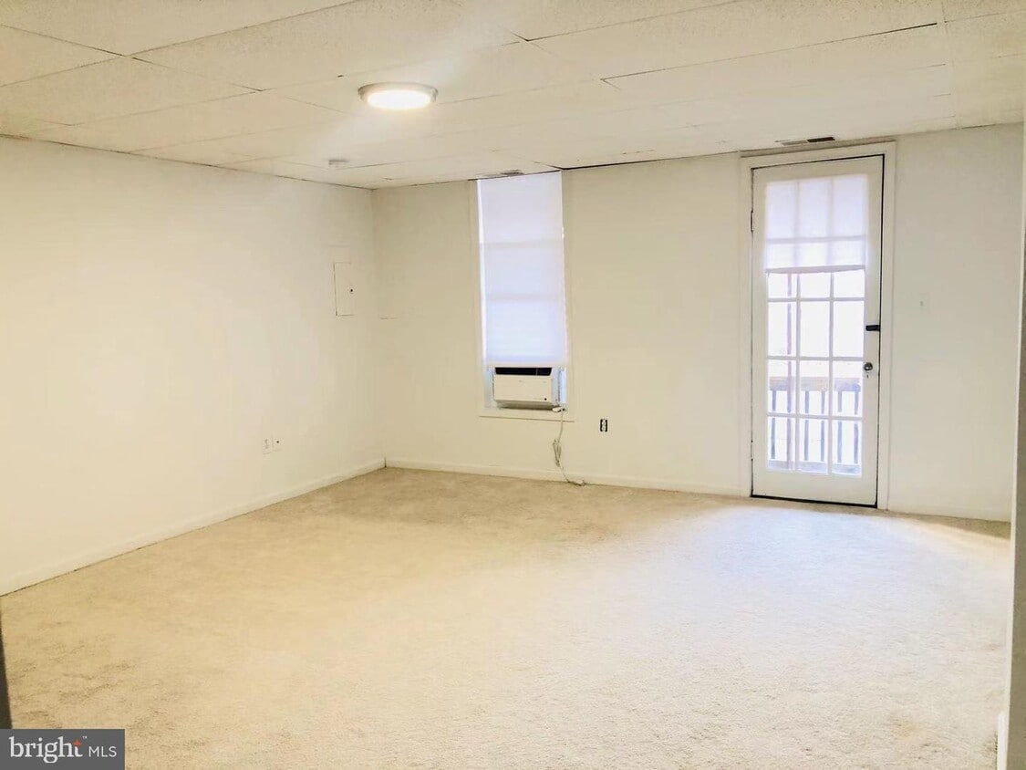 Primary Photo - 224 N Queen St