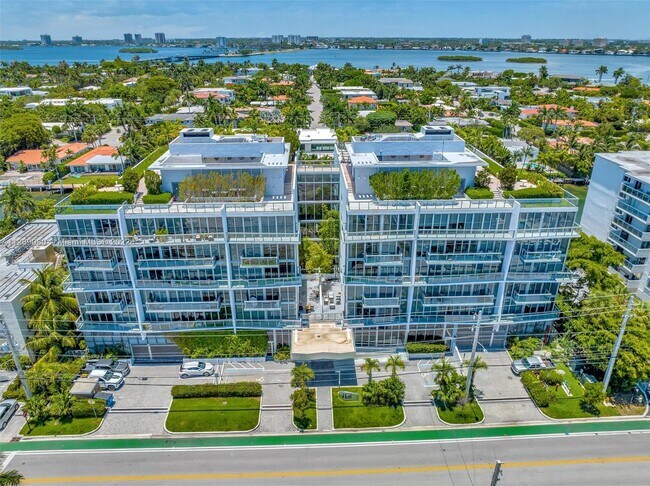 Building Photo - 9940 W Bay Harbor Dr