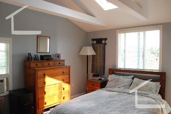Foto del edificio - Stunning 2 Bed/2 Bath Duplex w/ A Yard! Of...