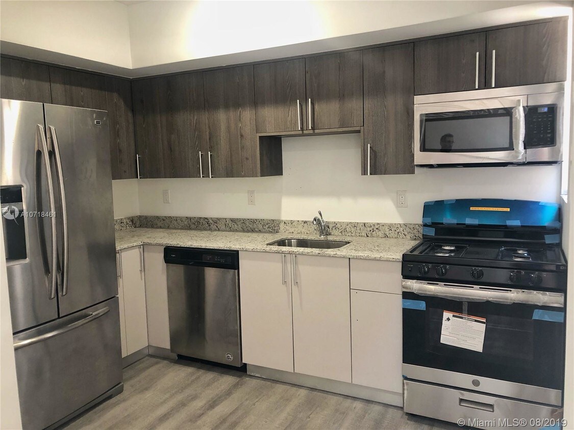 Foto principal - 9025 Harding Ave