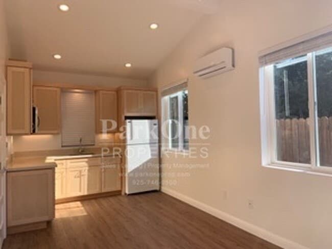 Foto del edificio - Meadow View Rd - LO