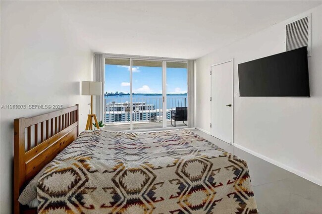 Foto del edificio - 7601 E Treasure Dr