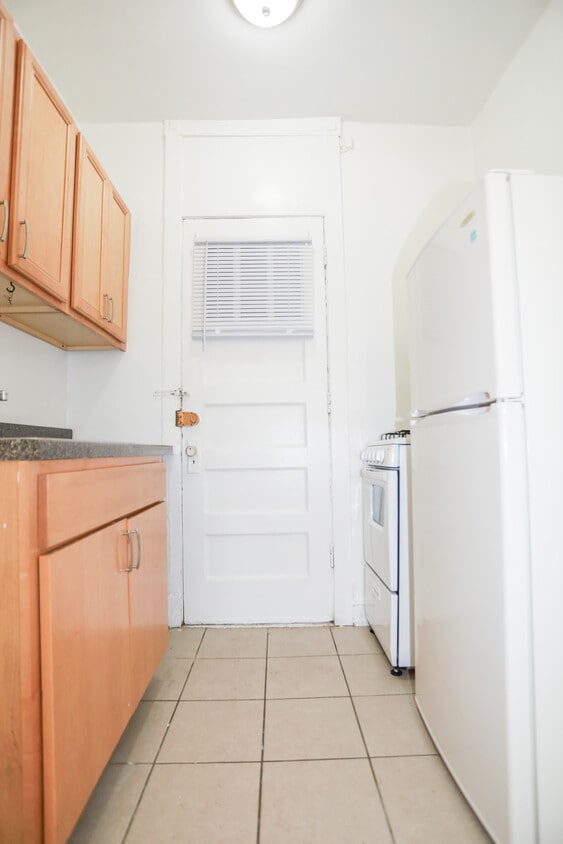Primary Photo - 1361 W Greenleaf Ave