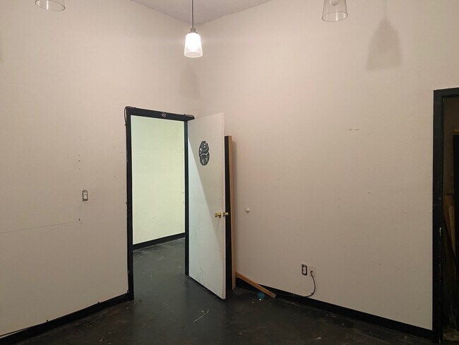Building Photo - 425 Schatzell St