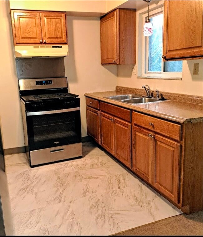 Stainless gas stove with oven - 3812 Lebanon Church Rd