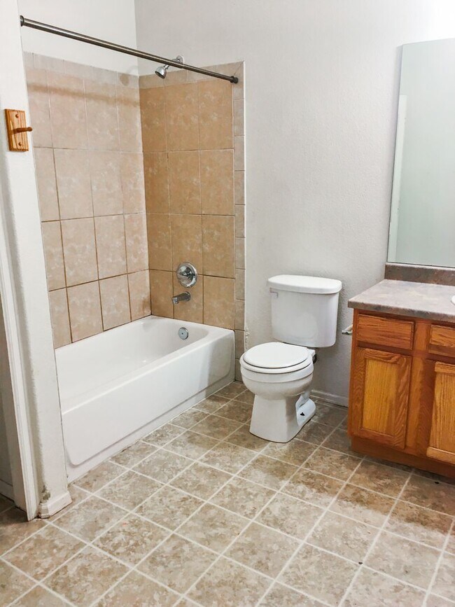 Foto del edificio - 3 Bedroom 3 Bath Rancher Town Home 2 Car G...