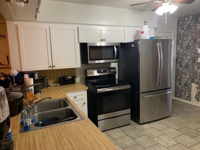 Building Photo - Pre-leasing for August 2024! Updated 4 bed...