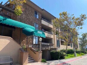 Building Photo - 8880 Villa La Jolla Dr