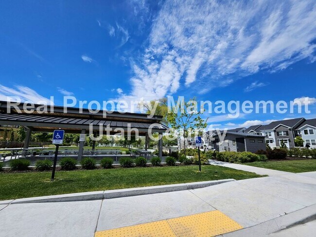 Building Photo - $500 off First full month rent
