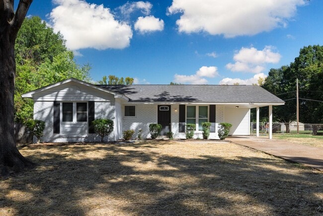 Photo - 3 bedroom, 2 bath recently renovated in So... House