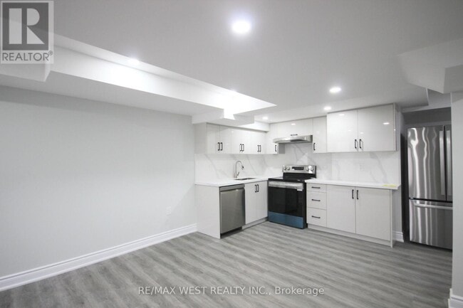 Building Photo - 152 The Queensway