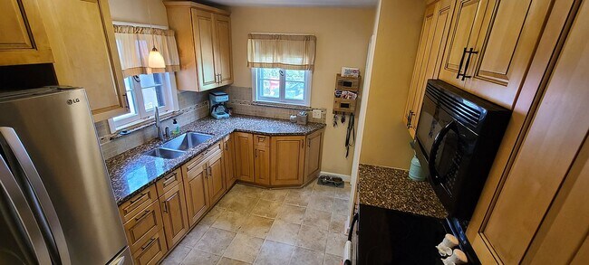 nicely updated kitchen with granite counters - 803 Canal St