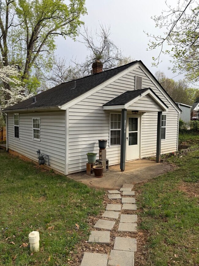 Building Photo - 1305 Cherry Ave