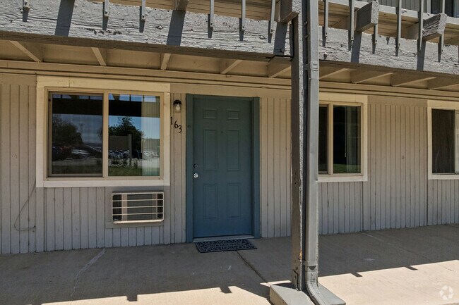 Entrada de la unidad - Bear Valley Village Apartments