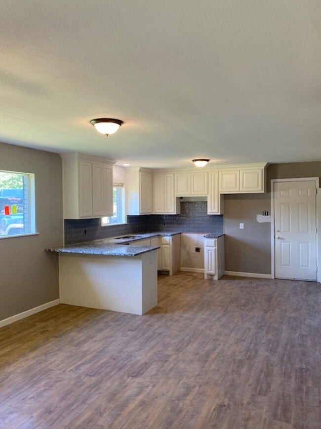 Building Photo - 507 Rosedale Dr