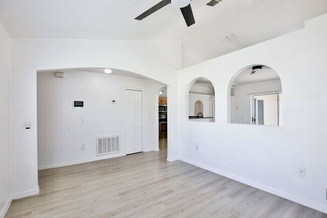 Foto del edificio - Stylish 3/2 + Office or Flex Space with Luxury Finishes & Spacious Open Layout