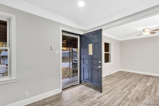 Building Photo - Elegance Turn-Key 3BR/3BA Home Steps from Beaumont – Fully Updated & Ideally Located