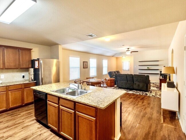 Foto del edificio - 4 Bedroom and 2 bath Single Family Home in...