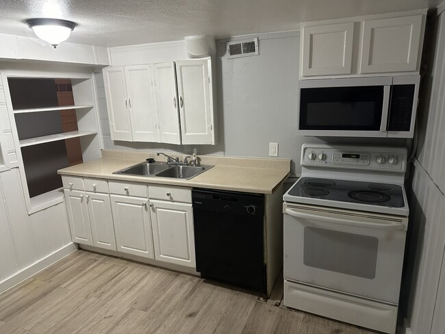 Photo - 2025 Emporia St House