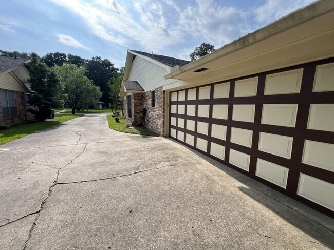 Foto del edificio - Spacious 4BR Brick Home with Office, Fireplace & Fenced Yard in Parkwood Terrace