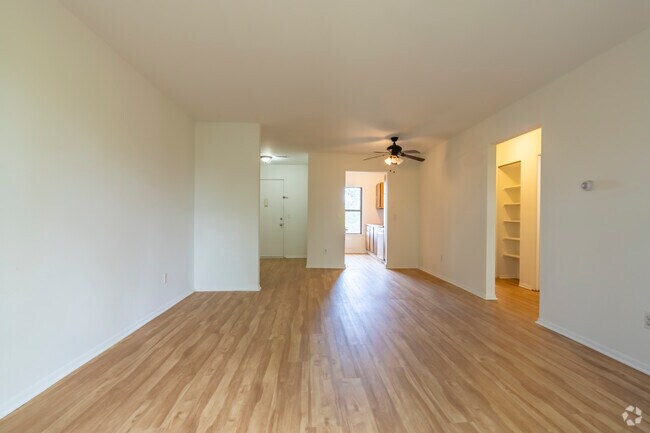 2 habitaciones, 1 baño - 750 pies cuadrados - 2.º piso - Sala de estar/comedor - Knob Pines Apartments