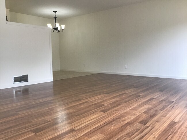 Building Photo - 632 Cedar St