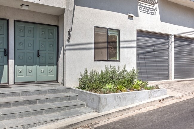 Nearly 2000 SF sprawl over top two floors with no shared walls or anyone above - 835 Maltman Ave
