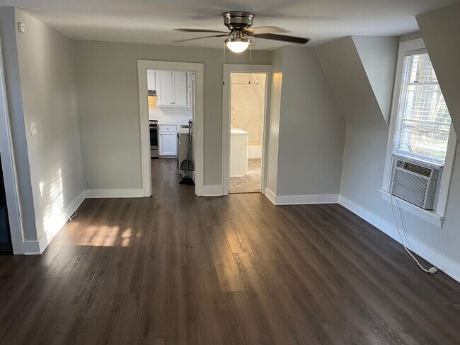 Foto del edificio - Broadmoor Efficiency Apartment