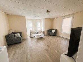 Building Photo - 348 Walker St