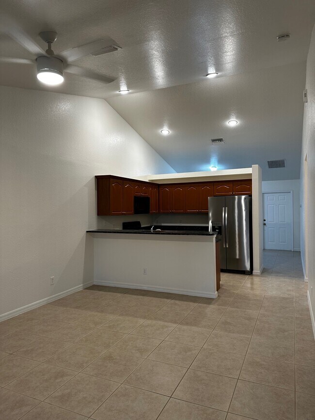 Foto del edificio - 10413 Kidron Ave