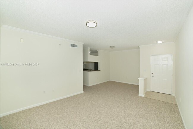 Foto del edificio - 17145 N Bay Rd