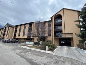 Building Photo - 2244 N Canyon Rd