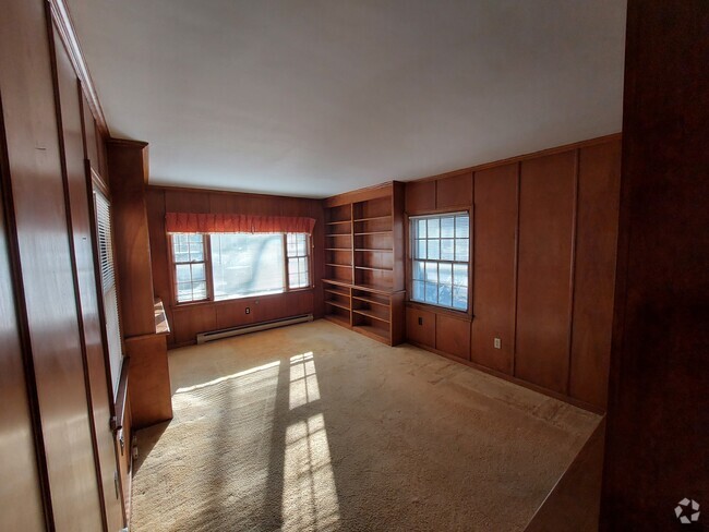 Building Photo - 305 N Division St