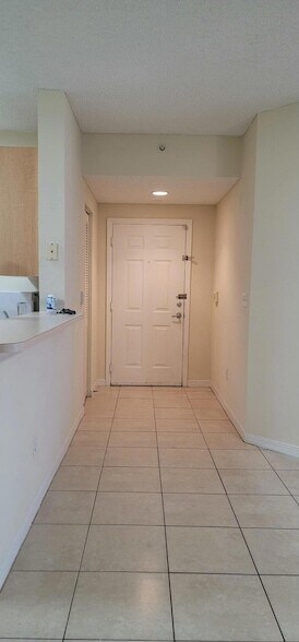 Building Photo - 5032 Lantana Rd