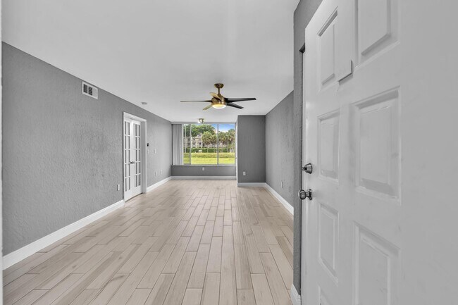 Foto del edificio - 2851 N Oakland Forest Dr