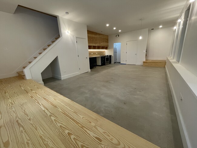 Building Photo - 1626 W 21st Pl