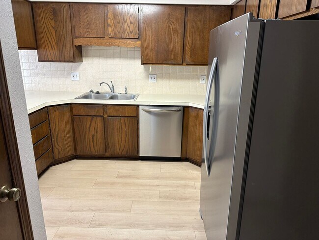 Building Photo - Spacious Cozy Duplex Ready for you to Call...