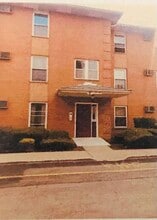 Building Photo - 38 Riverview Ct