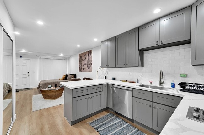 Foto del edificio - 1240 W 29th St