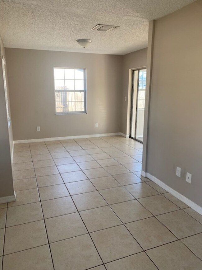 Foto del edificio - 2 Bed 1 Bath Home | Single Car Garage | Pet Friendly with Fenced Yard | Washer Dryer Hook Ups | S...