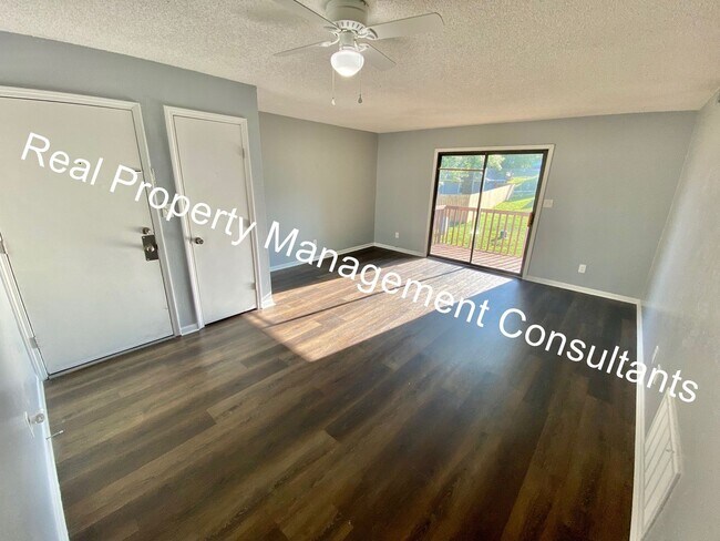 Building Photo - Free Months Rent on 2 Bedroom in Lee's Summit